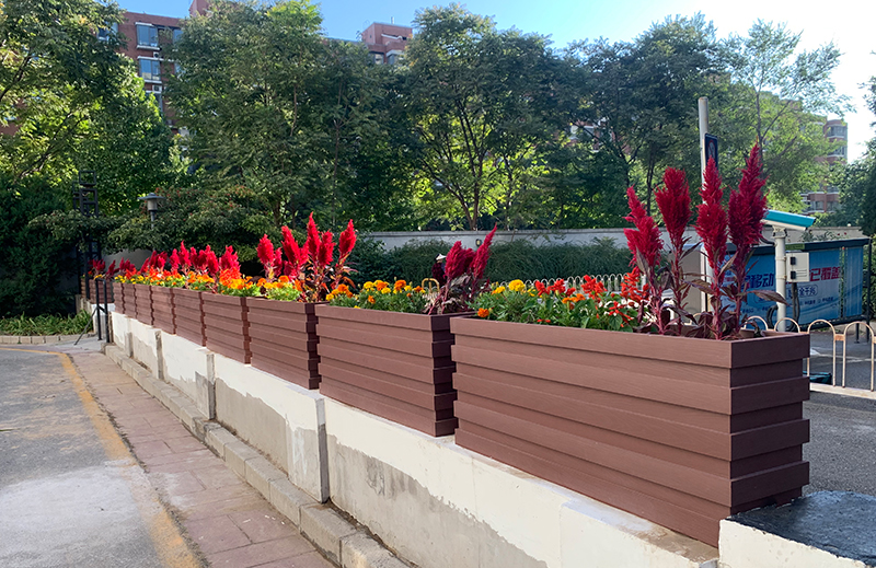 北京海淀区，红檀色塑木花箱隔离