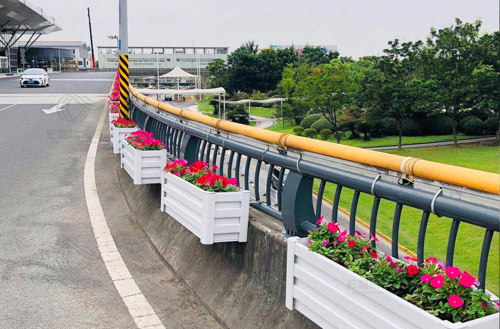 道路护栏花箱的优势与功能