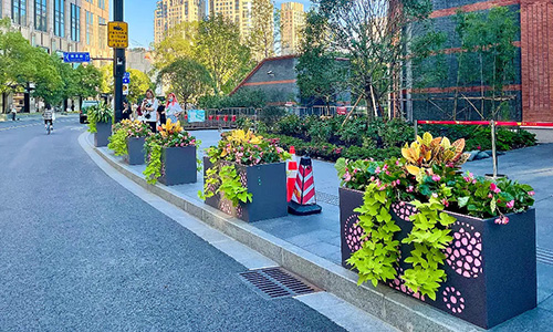 为什么越来越多城市，都在人行道和广场摆花箱？