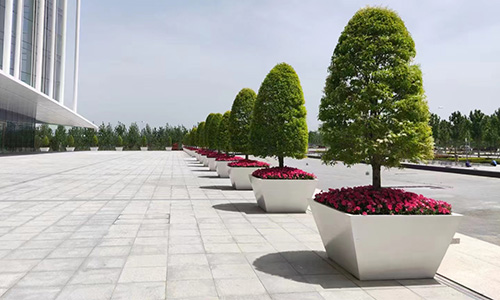 市政花箱树池，用极简线条勾勒广场秩序感