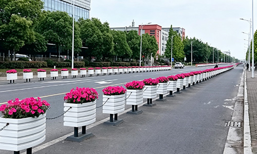 可调节的 “流动护栏”：一桶一链隔离花箱，解锁道路隔离的 N 种可能