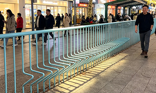 一栏两用新设计｜彩格尔坐凳式护栏，让街道隔离自带休憩功能