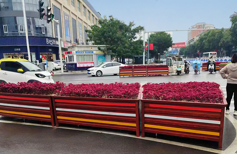 河南安阳 道路交口花箱隔断