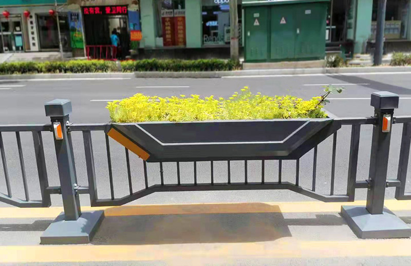 河南郑州-道路中央护栏花箱